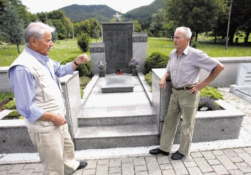 Anton Velikonja in Štefan Kofol  na pokopališču v Čepovanu. Mihajlo je bil pojem uspešne in predrzne akcije. V tistih letih...