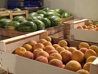 Oglejte si, kako poteka prodaja sadja in zelenjave na ljubljanski veletržnici v Vižmarjah. 