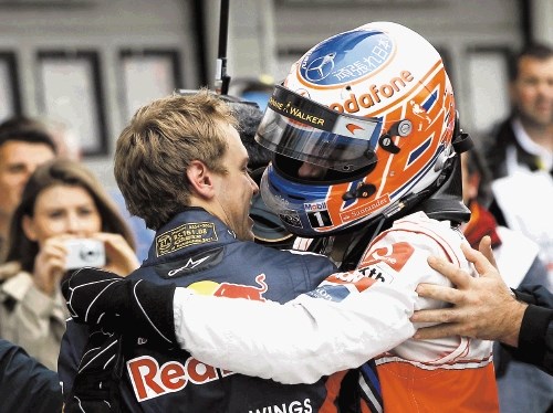 Jenson Button se je veselil nove zmage, Sebastian Vettel (na  levi) pa dejstva, da je zmagal zanj »ugoden« dirkač.