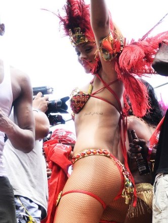 Foto: Rihanna v pomanjkljivem kostumu na karnevalu Kadooment dneva