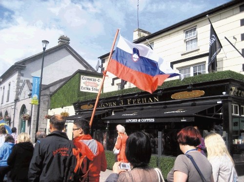 Naši zastavi se ni bilo prav nič nerodno spogledovati s sramežljivo guinnessovo nad tipičnim irskim pubom.
