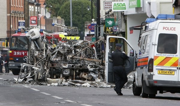 Novi izgredi v Londonu: Skupina mladih vlomila v tovornjak in razbijala trgovine