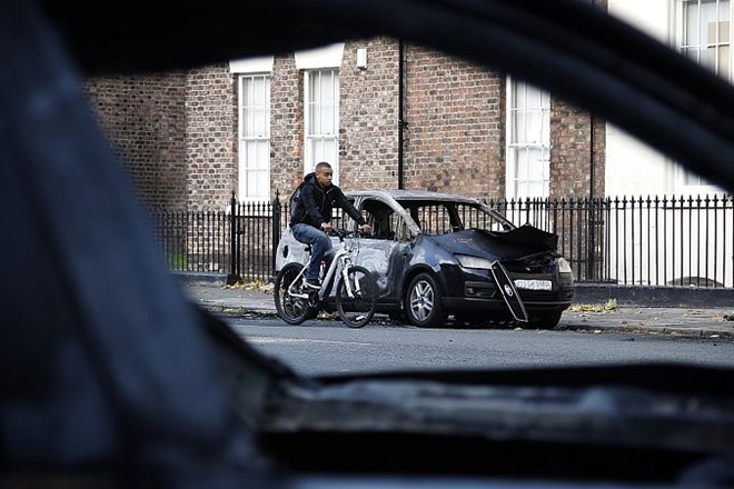 Foto: Prva žrtev izgredov, Cameron na ulice Londona pošilja 16 tisoč policistov