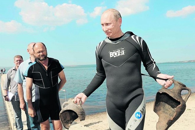 Ruski premier je iz globin morja prinesel dve amfori.