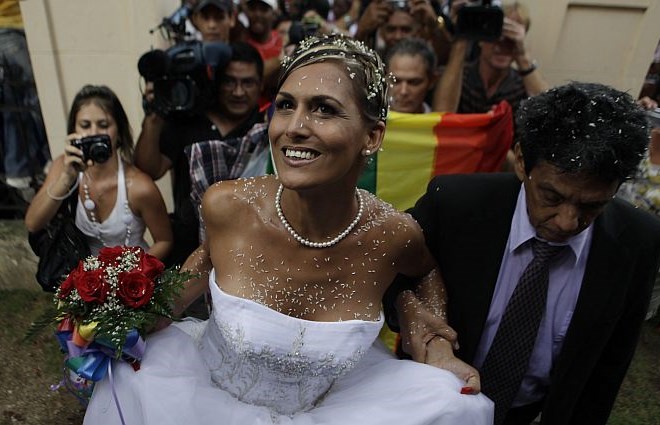 Foto: Na Castrov rojstni dan prva poroka homoseksualca in transseksualca