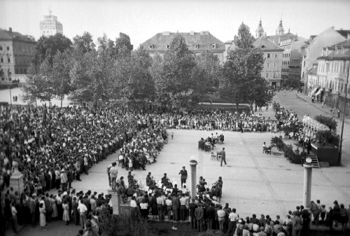 Na  ljubljanskem kongresnem trgu so leta  1951  pripravili prvo javno žrebanje 22. kola državne loterije FLRJ.