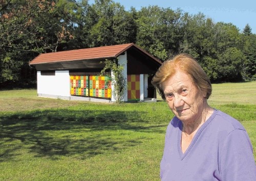 Najstarejša slovenska čebelarka Slava Račič (v ozadju njen čebelnjak v Veliki vasi)  niti pri skoraj 92 letih ne razmišlja,...