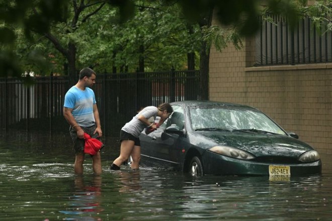 Irene terjala 14 življenj: V New Yorku najhujše že mimo, ostaja pa strah pred poplavami