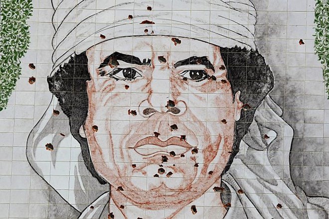Z naboji prerešetan portret Moamerja Gadafija.