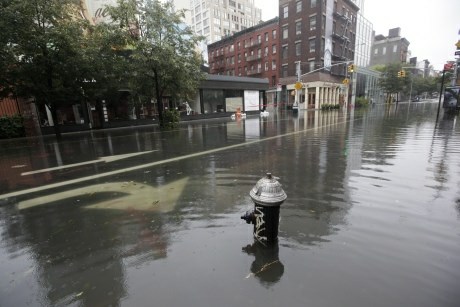 Spodnji Manhattan je nekoliko zalilo, sicer pa je New Yorku večinoma prizaneslo.