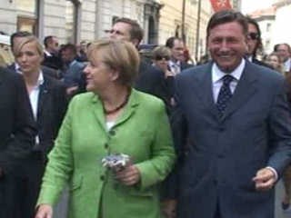 Nemška kanclerka Angela Merkel je danes prispela na obisk v Ljubljano, kjer jo je na Prešernovem trgu pričakal gostitelj,...