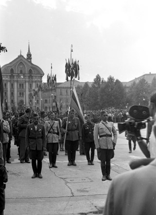 Leta 1951 so na ljubljanskem Kongresnem trgu obeležili  desetletnico oborožene vstaje slovenskega naroda.