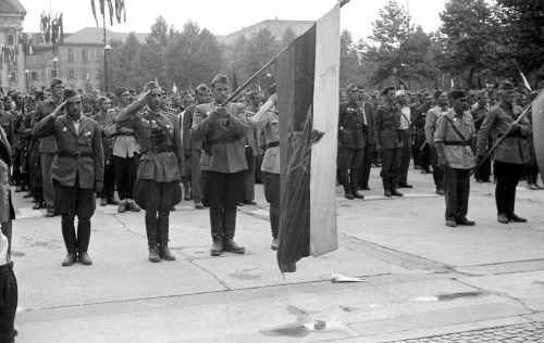Na ljubljanski Kongresni trg so prikorakale  patrulje iz sedmih smeri z bojnimi zastavami na čelu.