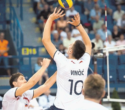 Med nosilci slovenske igre bosta vseskozi podajalec Dejan Vinčić (z žogo) in bloker Matevž Kamnik (levo).