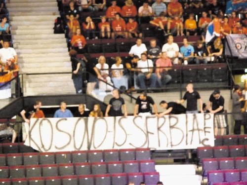 Srbski navijači so odbojkarsko prvenstvo izkoristili za izražanje nacionalnih čustev. Na tekmi s Turčijo so izobesili napis...