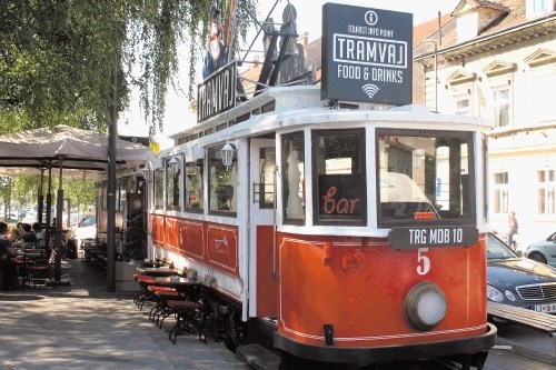 Originalni rdeče-beli tramvaj s prikolico na Trgu mladinskih delovnih brigad je danes preurejen v gostilno.