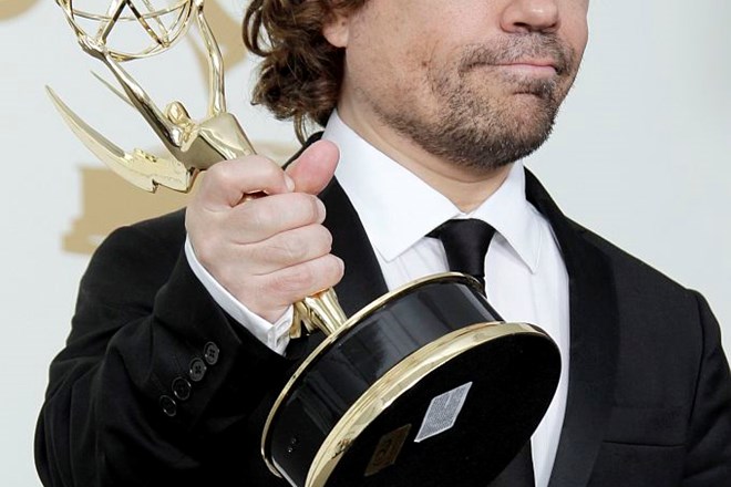 Emmyja za stransko moško vlogo je prejel Peter Dinklage za vlogo v Igri prestolov (Game of Thrones).