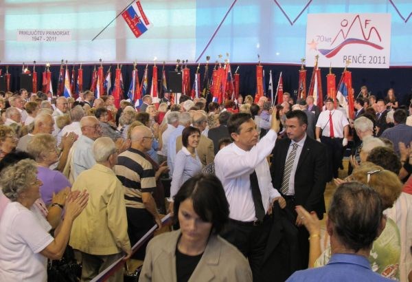 Predsednik vlade, ki opravlja tekoče posle, Borut Pahor, je ob zaključku slovesnosti ob izhodu iz dvorane prisotnim zgolj...