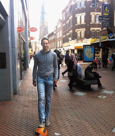 Tim Matavž je zaljubljen v nogometno žogo, ki ga spremlja tudi po ulicah v Eindhovnu.