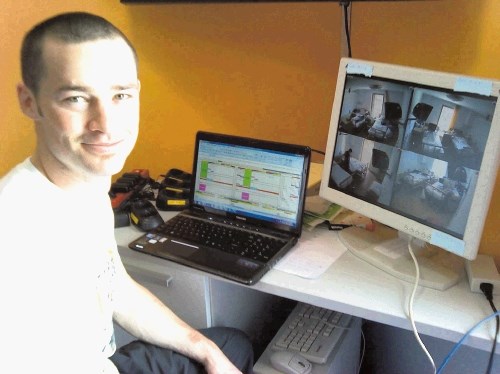 Adam McDonnell, eden od raziskovalcev v planiškem projektu, ob videonadzoru preiskovancev v višinskih sobah.