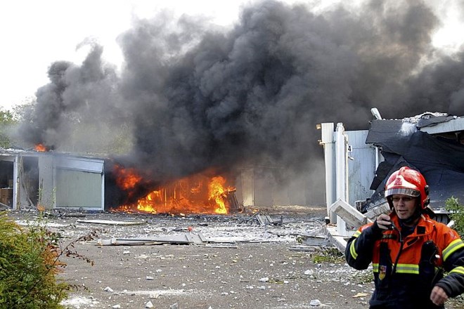 Eksplozije v danski zapuščeni vojašnici: Požar, strupen dim, dve osebi umrli
