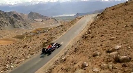 Foto: Formula ena na vrhu sveta - Dirkalnik Red Bulla drvel po gorskih poteh v Himalaji