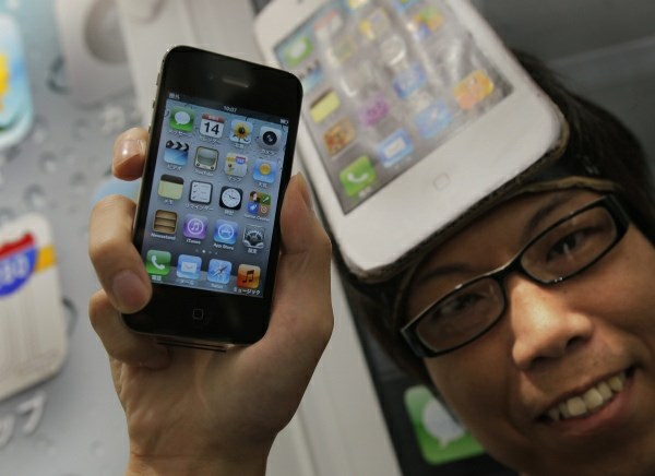 Foto: Na iPhone 4S v vrsti čakali tudi deset dni