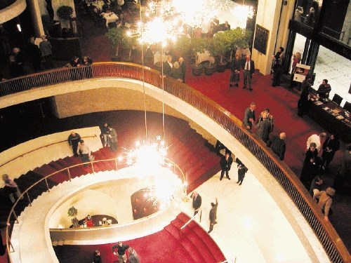 Metropolitanska operna hiša v New Yorku, od koder v okviru  serije The Met: Live in HD že šesto sezono prenašajo operne...