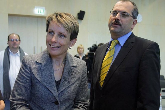 Nova predsednica  upravnega odbora  Primorja Marjana  Novak (levo) je od  prejšnjega vodstva  ohranila le Jožeta  Breclja...