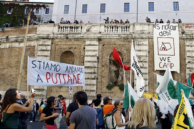 Protesti v Rimu, kjer naj bi protestniki že zažgali dva avtomobila.
