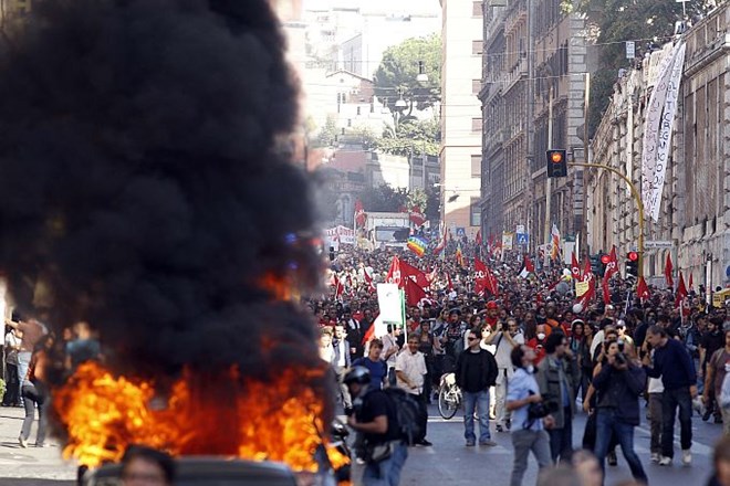 O incidentih zaenkrat poročajo le iz Rima, kjer so posamezne skupine protestnikov razbijale izložbe in zažgale dva...