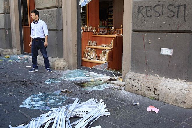 Foto: Med protesti v Rimu prišlo do razbijanja izložb in zažiganja avtomobilov