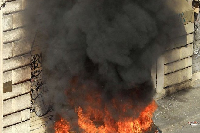 Foto: Med protesti v Rimu prišlo do razbijanja izložb in zažiganja avtomobilov