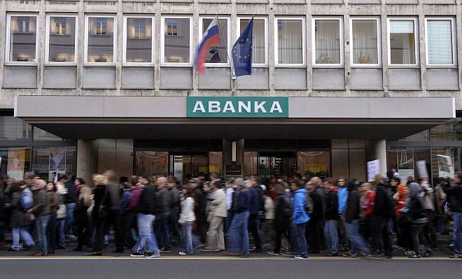 Nekaj protestnikov je pred Ljubljansko borzo tudi prespalo. S protesti bodo nadaljevali.