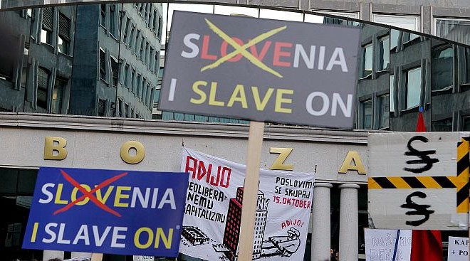 Po sobotnih protestih proti nasilju finančnega kapitalizma je skupina protestnikov pred poslopjem Ljubljanske borze preživela...