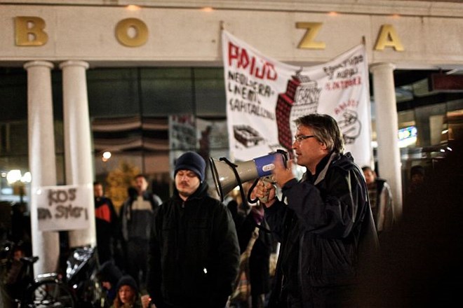 Foto: Protestniki pred Ljubljansko borzo preživeli noč, vztrajali bodo še naprej