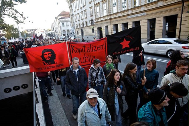Foto: Protestniki pred Ljubljansko borzo preživeli noč, vztrajali bodo še naprej