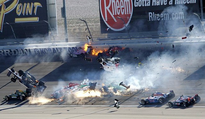 V grozljivem trku na dirki serije Indy je umrl večkratni zmagovalec Dan Wheldon