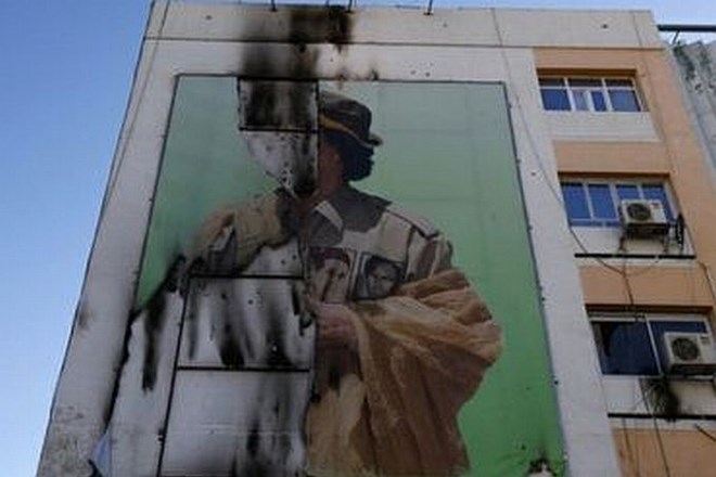 Uporniki: Svetu sporočamo, da je Gadafija ubila roka revolucionarjev