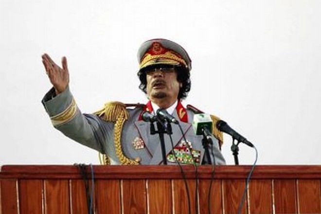 Uporniki: Svetu sporočamo, da je Gadafija ubila roka revolucionarjev