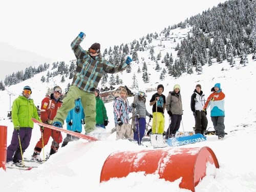 Skupina mladcev je na Kriški planini pod Krvavcem postavila pravi mali deskarski park in tako našla  prve letošnje snežne...