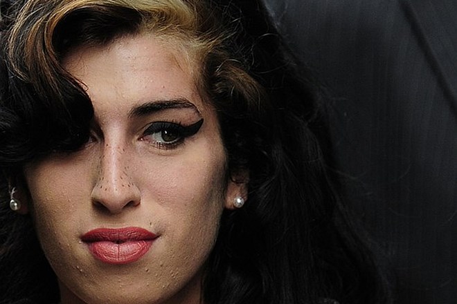 Amy Winehouse umrla zaradi prevelike količine alkohola