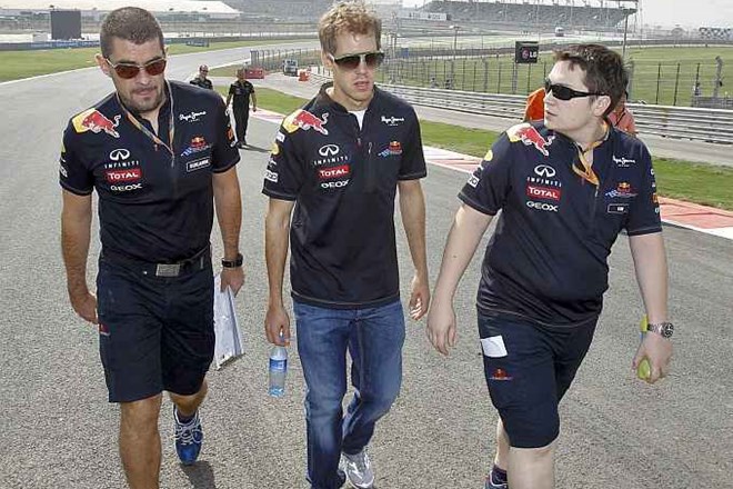 Sebastian Vettel se je na ogled proge odpravil peš. Sredi poti se je v vročini verjetno spraševal, čemu je oblekel kavbojke.