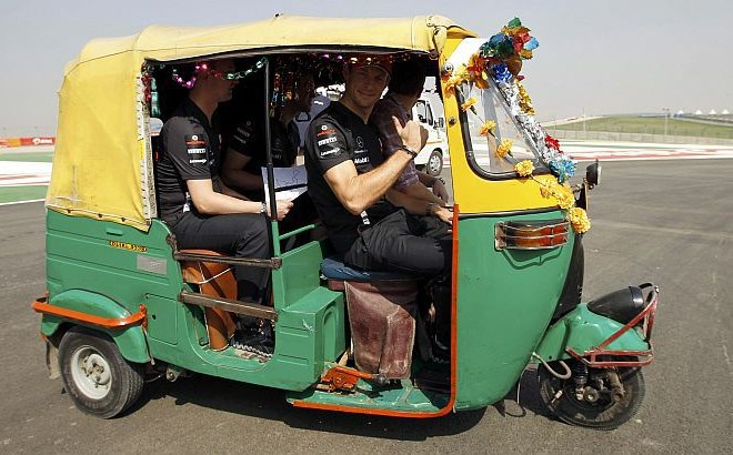 Jenson Button se je odločil, da si bo novo dirkališče ogledal iz tradicionalnega indijskega prevoznega sredstva.