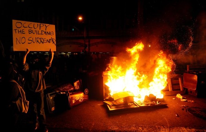 Foto: Nasilje in spopadi policistov in protestnikov v Oaklandu
