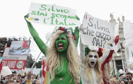 V Rimu več tisoč ljudi protestira proti vladi Silvia Berlusconija, prišle so tudi ukrajinske "zgoraj brez" protestnice.
