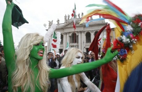 Več tisoč Italijanov na protivladnih protestih: "Berlusconi, pojdi domov!"