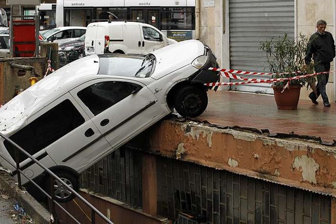 Foto: Masovne poplave v Genovi terjale življenja, Berlusconi pa, da so ''gradili, kjer ne bi smeli''