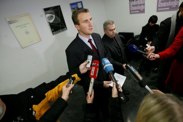 V hišnih preiskavah sodeluje 39 preiskovalcev NPU in štirje policisti policijske uprave Ljubljana, je pojasnil Črepinko (na...