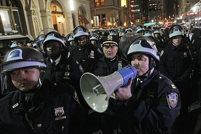 Foto: Newyorška policija v nočni akciji "počistila" park Zuccotti